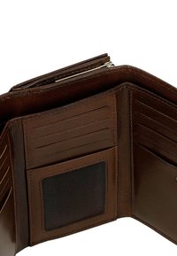 Portafoglio in pelle marrone con design curvo. Presenta diversi scomparti per carte, un portadocumenti in rete e una superficie liscia.