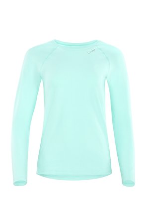 Camicia a maniche lunghe di un verde menta chiaro, realizzata in tessuto liscio e leggero, con scollatura rotonda e maniche raglan.