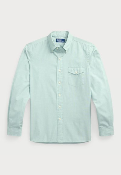Ανοιχτό μπλε πουκάμισο με μακριά μανίκια και κουμπιά, διαθέτει τσέπη, γιακά, μπροστινά κουμπιά και υφή στο ύφασμα.