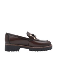 Σκούρο καφέ δερμάτινο loafers με χοντρή μαύρη σόλα και διακοσμητική μαύρη αγκράφα στην κορυφή, από την πλευρά.