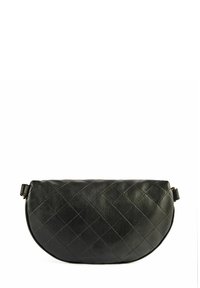 Czarna skórzana torebka z pikowanym wzorem, w kształcie półksiężyca, z jedną rączką i metalowymi akcentami.