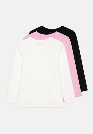 Drei Langarm-T-Shirts in Weiß, Rosa und Schwarz, mit Rundhalsausschnitt und weichem Baumwollmaterial mit glatter Textur.