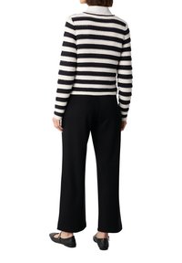 Gestreept gebreid sweater in marineblauw en wit, gecombineerd met hoge taille zwarte wijde broek. Heeft een gestructureerd patroon en een relaxed fit.