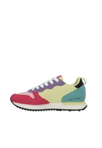 Sneaker colorato caratterizzato da pannelli rosa, gialli, viola e teal, lacci bianchi, materiali testurizzati e suola in gomma nera.