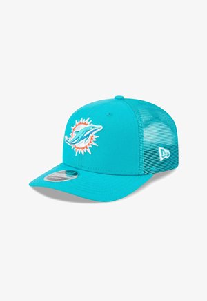 Petroolinvärinen baseball-lippis verkkotaustalla, jossa Miami Dolphinsin logo edessä ja valkoinen New Era -logo sivulla.