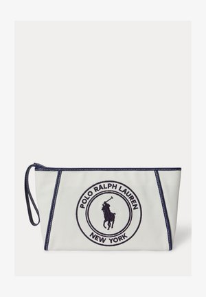 Biała prostokątna torebka na nadgarstek z granatowym wykończeniem i logo Polo Ralph Lauren przedstawiającym gracza polo na koniu, wyszytym granatową nicią.