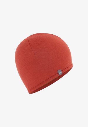 Rote Strickmütze mit glatter Textur und runder Form. Verfügt über ein kontrastierendes dunkleres Band am unteren Ende und ein kleines Logo-Tag.