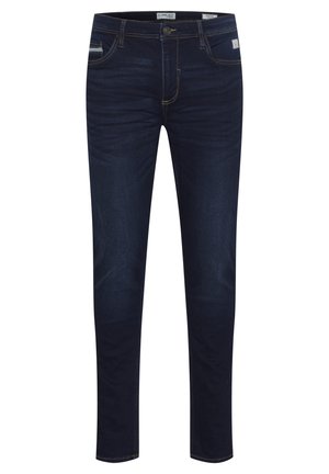 Jean en denim bleu foncé avec une coupe slim, présentant un léger délavage, des coutures claires, un design à cinq poches et une étiquette de marque sur la ceinture.