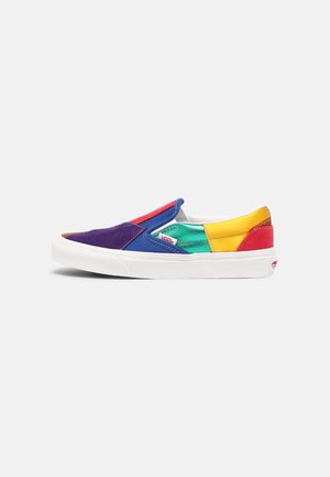 Kleurvolle, instap Vans sneaker met een mix van paarse, blauwe, rode, gele en groene panelen. Witte rubberen zool, gladde textuur en minimale stiksels.