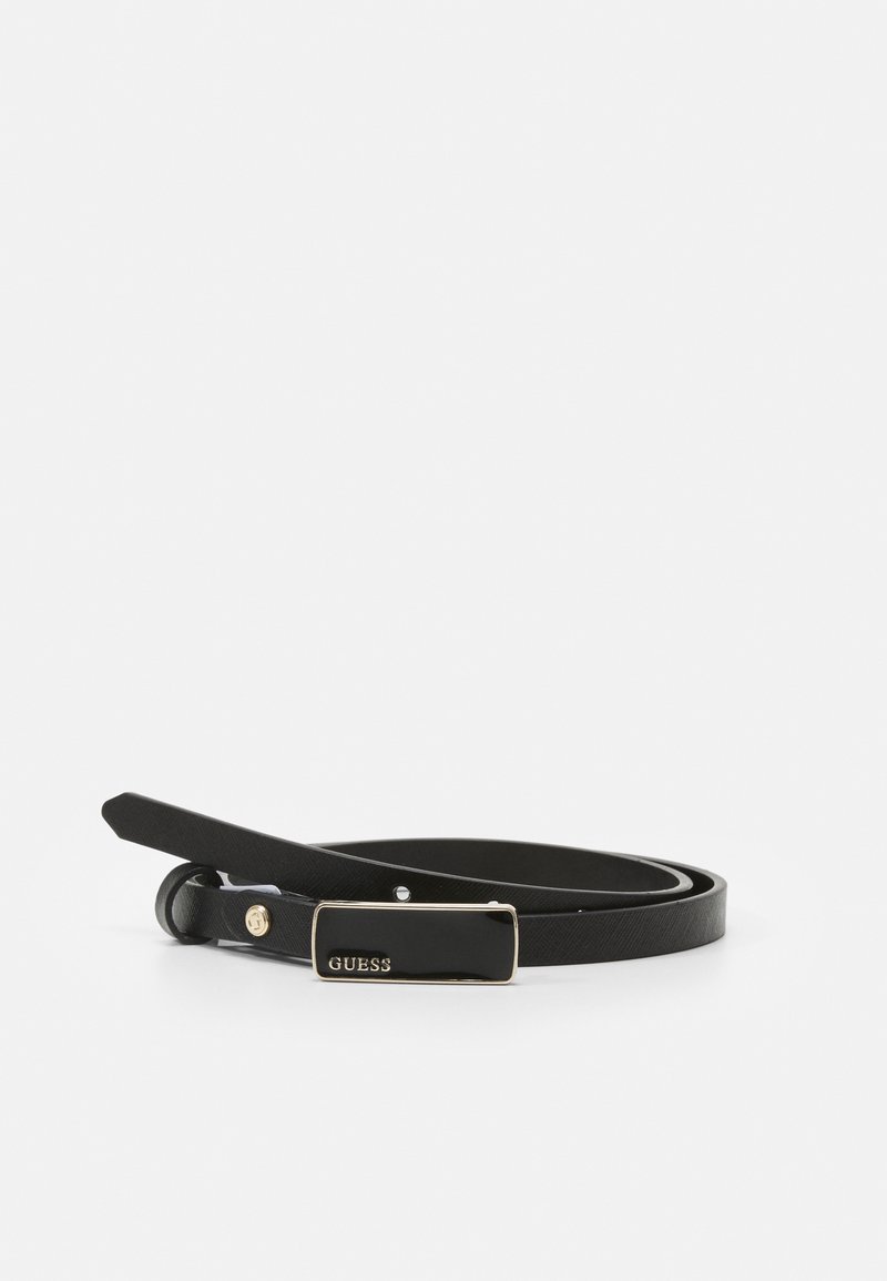 Czarny cienki skórzany pasek nawinięty w spiralę z prostokątną czarno-złotą klamrą z wygrawerowanym logo "GUESS" na białym tle.