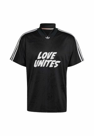 Crna sportska majica Adidas s bijelim tekstom "LOVE UNITES" sprijeda i bijelim prugama duž ramena i rukava.