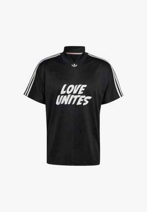 Maillot de sport noir Adidas avec texte blanc « LOVE UNITES » sur le devant et bandes blanches le long des épaules et des manches.