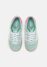 adidas Originals GAZELLE KIDS - Tossud - hazy green/footwear white/bliss pink