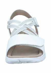 Sandalia blanca con tiras elásticas cruzadas, parte superior de cuero sintético suave, cierre ajustable de gancho y bucle, y plantilla acolchada.