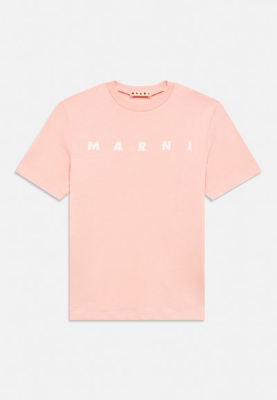 T-shirt rose clair à manches courtes avec texte du logo "MARNI" en blanc sur la poitrine et col rond.