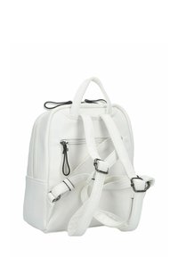 Sac à dos synthétique blanc avec des bretelles réglables, une poignée supérieure et une poche zippée à l'avant. Texture lisse et design minimaliste.