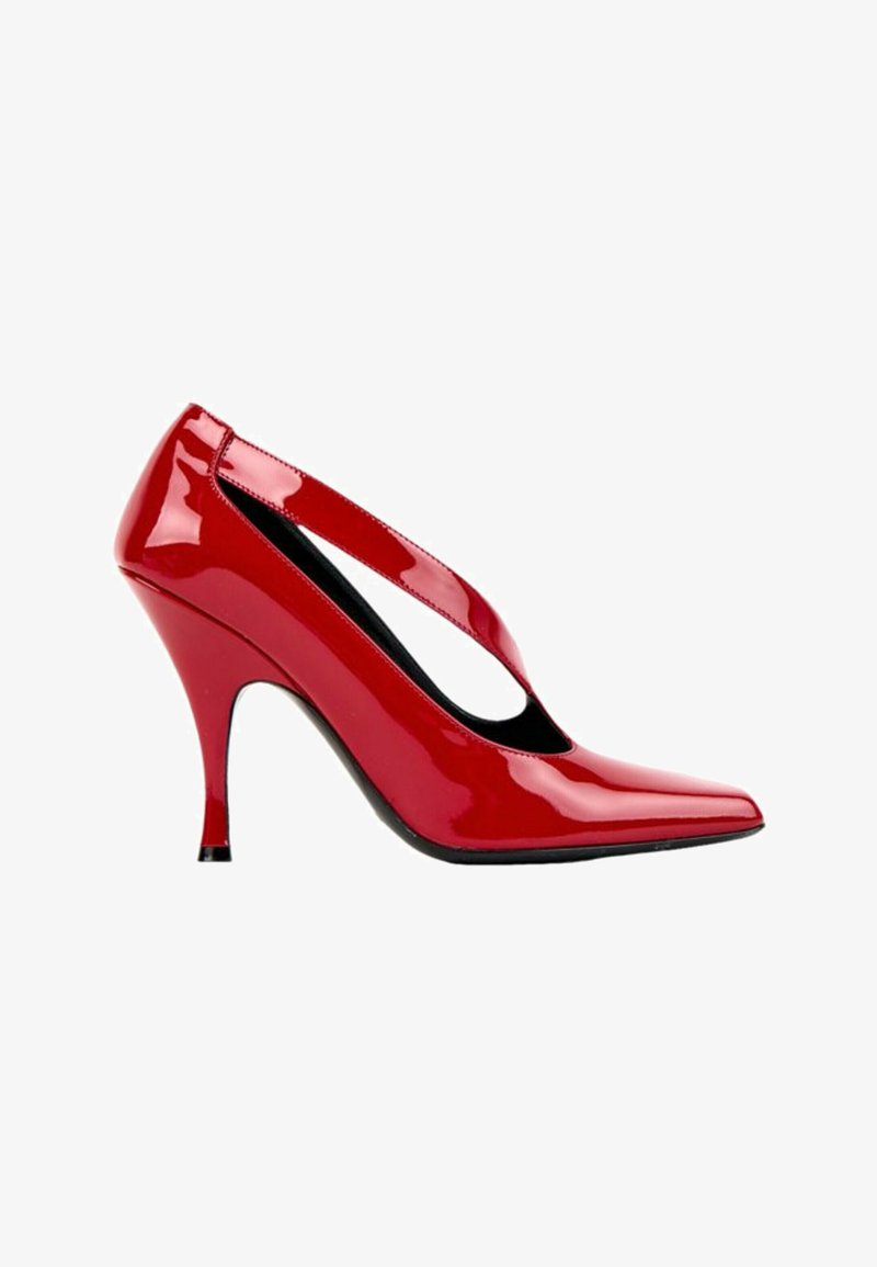 Chaussure à talon haut en cuir verni rouge à bout pointu avec une bride diagonale sur le dessus, vue de profil sur fond blanc.