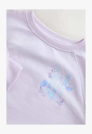 Sofija alyvinė su ribotu kaklu, su blizgia mėlyna ir purpurine grafika, papuošta drugelių ir gėlių siuvinėjimu.