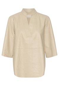 Beige lædertop med V-hals, korte ærmer og en afslappet pasform. Har rent syning og en glat, mat tekstur.