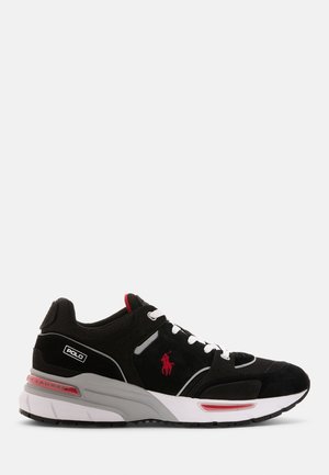 Baskets Polo Ralph Lauren noires et grises avec lacets blancs, logo rouge sur le côté et accents rouges sur la semelle intermédiaire et la languette.