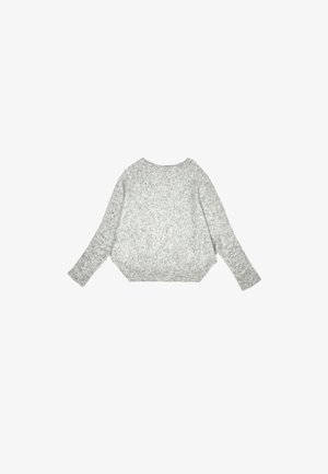 Suéter gris de punto con un corte holgado, escote redondo, mangas largas y un dobladillo ligeramente recortado. Textura suave con un sutil patrón moteado.