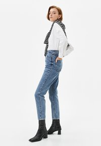 Koton RISE MOM  RELAX CUT CROP LEG - Relaxed fit -farkut - blue