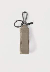 Μπρελόκ από γκρι δέρμα με λεία υφή. Διαθέτει μεταλλικό κούμπωμα και δαχτυλίδι, ανάγλυφη λεπτομέρεια με το λογότυπο και αντίθετες ραφές.