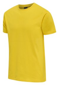 T-shirt di cotone giallo con scollatura a girocollo e maniche corte; texture liscia e vestibilità rilassata; nessun motivo o dettaglio visibile.