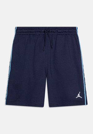 Marineblå atletikshorts med lyseblå sidestreger, elastisk linning med snøre og hvid Jumpman-logo på venstre ben.