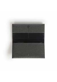 Cartera de mano negra con textura y cierre a presión. Presenta múltiples ranuras para tarjetas, un compartimento con cremallera y un forro interior suave.