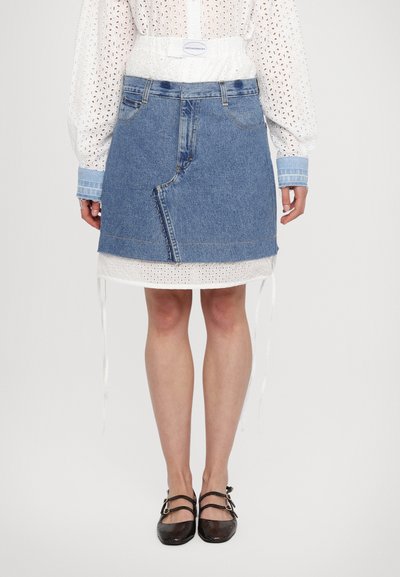 Gonna in denim con un design bicolore, con un strato in pizzo bianco all'orlo, cuciture dettagliate e una vestibilità rilassata. Accenti hardware semplici.