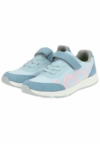 Zapatillas deportivas de color azul claro con acentos grises, que presentan una parte superior texturizada, cierre de cordones y velcro, y una suela de goma con un diseño de dibujo.
