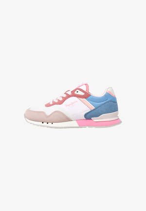 Zapatillas que combinan materiales en tonos rosa, azul y blanco, incluyendo ante y malla. Destacan los detalles en un panel azul brillante y el logotipo.