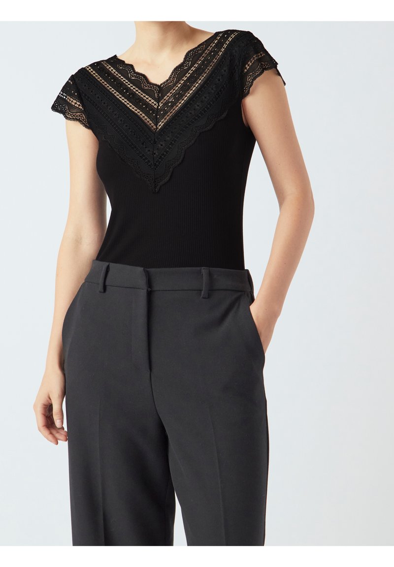 Zwart bodypak met een geschulpte kanten halslijn, geribbelde textuur en korte mouwen, gecombineerd met zwart hoge taillebroek.