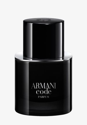 Flacon noir d’Armani Code Parfum, doté d’un bouchon cylindrique et d’une bande argentée, sur fond blanc uni.