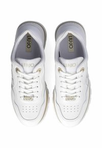 Sneakers bianchi in pelle con accenti dorati, dettagli perforati sulla punta e suola imbottita per il comfort. Marchio visibile sulla linguetta.