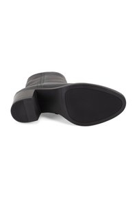 Bottine noire avec une tige en cuir lisse, un bout effilé et une semelle en caoutchouc texturé. Dispose d'un talon carré de hauteur moyenne pour le soutien.
