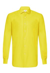 Camisa amarilla de manga larga, confeccionada en tela suave, con frente abotonado, cuello y dobladillo recto.