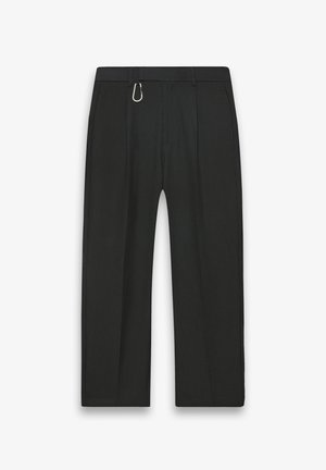 Pantaloni negri cu dungi verticale, cu un design cu picior drept, având un detaliu din metal argintiu sub formă de inel pe talie.