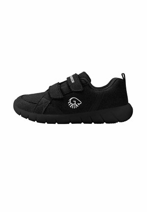 Czarny sneaker z dwoma paskami na rzep, wyściełanym kołnierzem, grubą podeszwą i białym logo z boku, pokazany z profilu na białym tle.