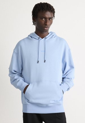 Ljust blå hoodie av mjukt tyg, med en framficka, justerbar dragsko för huvan och ribbade ärmslut med präglad logotypdetalj.