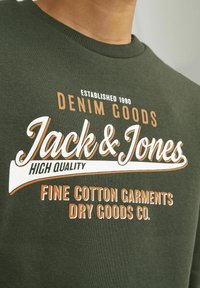 Jack & Jones Junior JJELOGO CREW - Mikina - kombu green