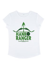 Hvid t-shirt med kortærmer, der har grøn grafisk tekst med teksten "HANK THE RANGER" og et buedesign ovenfor, med "Dungeons & Dragons" nedenfor.