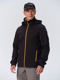 Sort softshell-jakke med en gul lynlås og hætte, med lynlåslommer og en glat tekstur. Kombineret med en kasket.