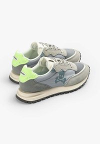 Szare i zielone sneakersy z cholewką z zamszu i siateczki, z grafiką czaszki i skrzyżowanych kości, amortyzowaną podeszwą i gumowym wzorem bieżnika.