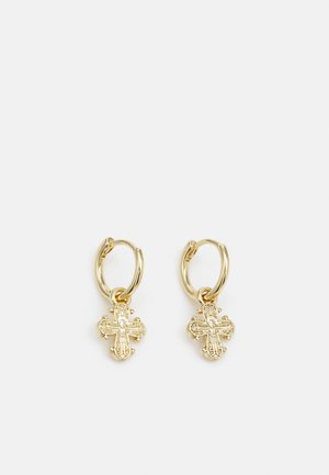 Petites boucles d'oreilles créoles en or avec des pendentifs détaillés en forme de croix suspendus à chaque anneau sur un fond blanc uni.