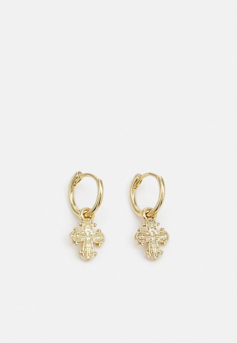 Petites boucles d'oreilles créoles en or avec des pendentifs détaillés en forme de croix suspendus à chaque anneau sur un fond blanc uni.