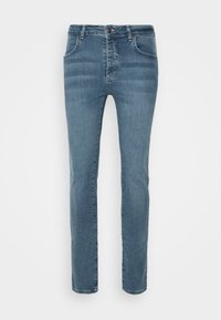 Blå slim-fit jeans med framfickor och knäppning, visade mot en vit bakgrund.
