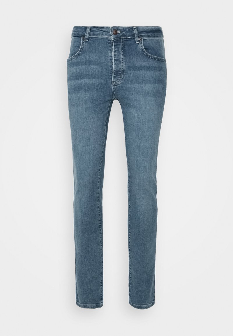 Blå slim-fit jeans med framfickor och knäppning, visade mot en vit bakgrund.