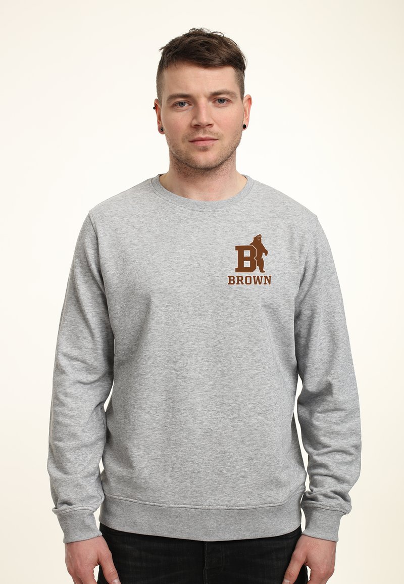 Felpa grigia realizzata in misto cotone, con un logo marrone che mostra un orso e la parola "BROWN" sul lato sinistro del petto. Collo a giroclassico.